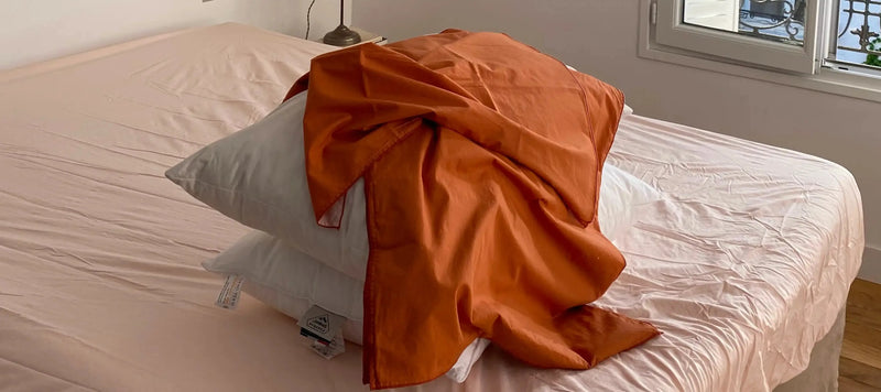 Drap plat sur un lit pour enlever une tache de sang