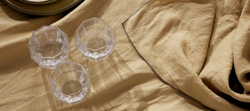 Nappe en lin beige et verres pour enlever une tache de vin