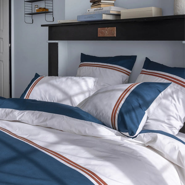 Housse de couette Esprit Couture – Blanc/Bleu nuit bandes rouge sienne