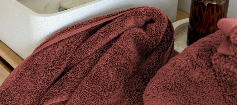Serviette nid d’abeille ou serviette éponge : comment choisir ?