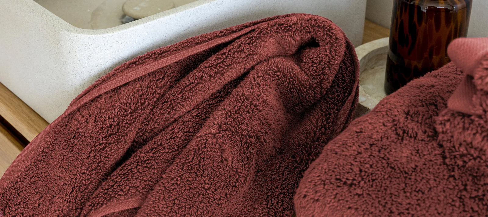 Serviette nid d’abeille ou serviette éponge : comment choisir ?