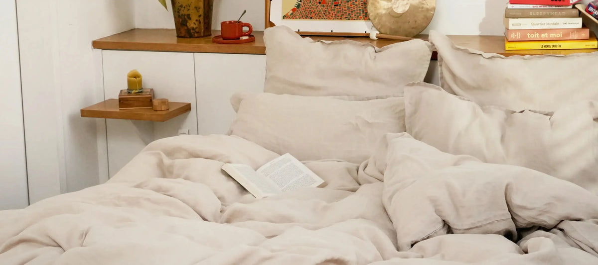 Quel drap quand il fait chaud : lit habillé de linge en lin clair pour l'été