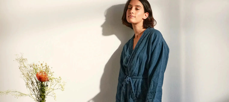 Salle de bain tendance aux matériaux naturels avec linge de bain Blanc Cerise