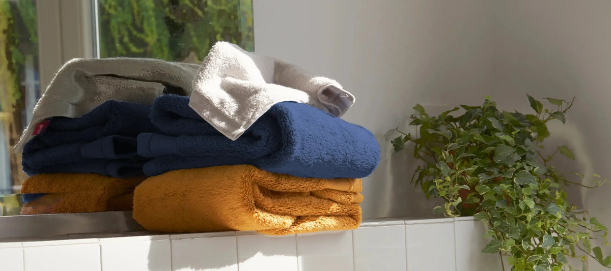Serviette rêche en éponge pliée, conseils pour redonner sa douceur au linge de bain
