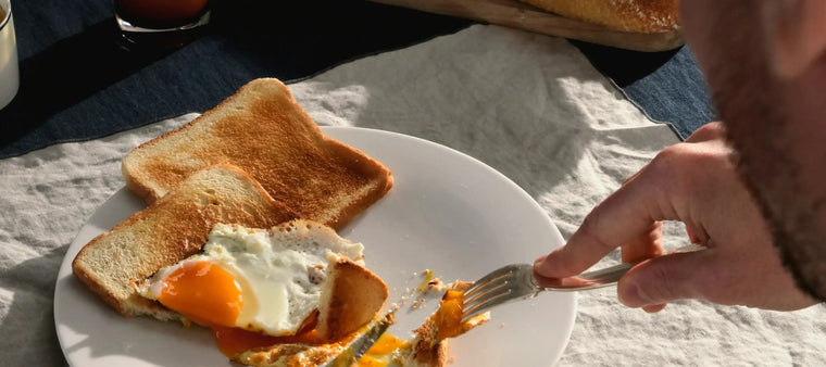 Cuisine tendance : petit-déjeuner dressé sur un set de table
