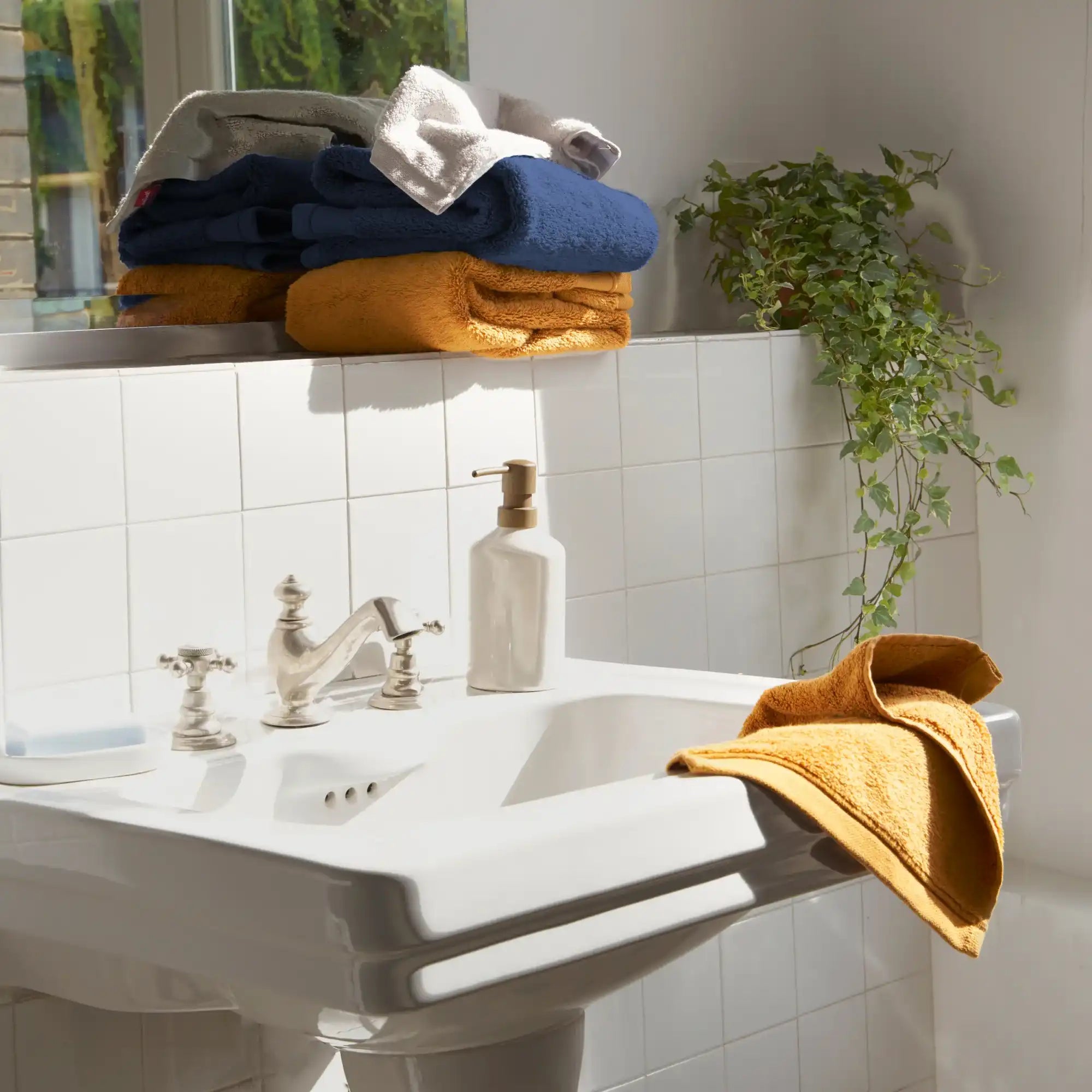 Serviette De Bain De Luxe PRATESI - Dentelle Et Broderie Louvre - 28x48 Pouces - Coton - Made In Italy