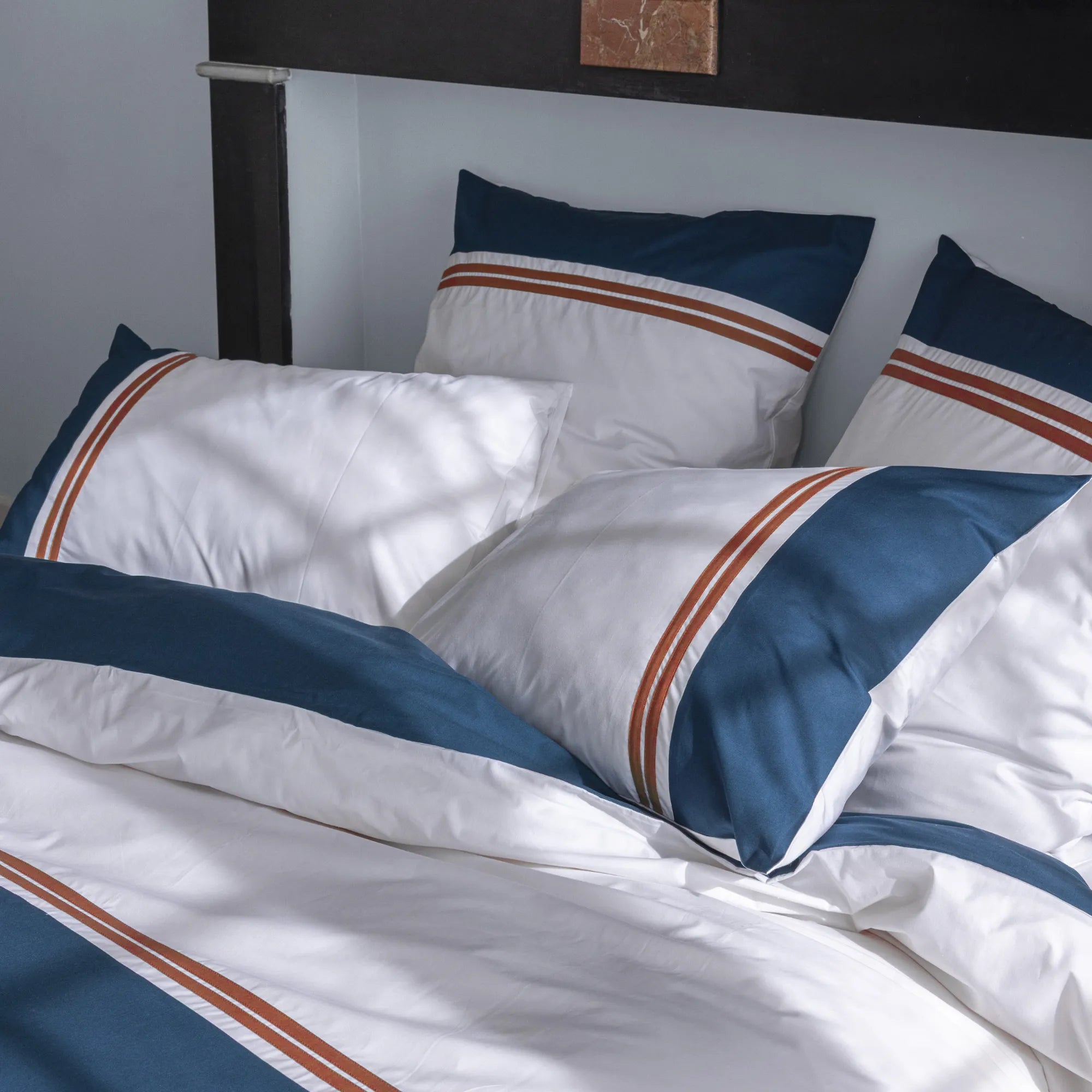 Blanc/Bleu nuit bandes rouge sienne