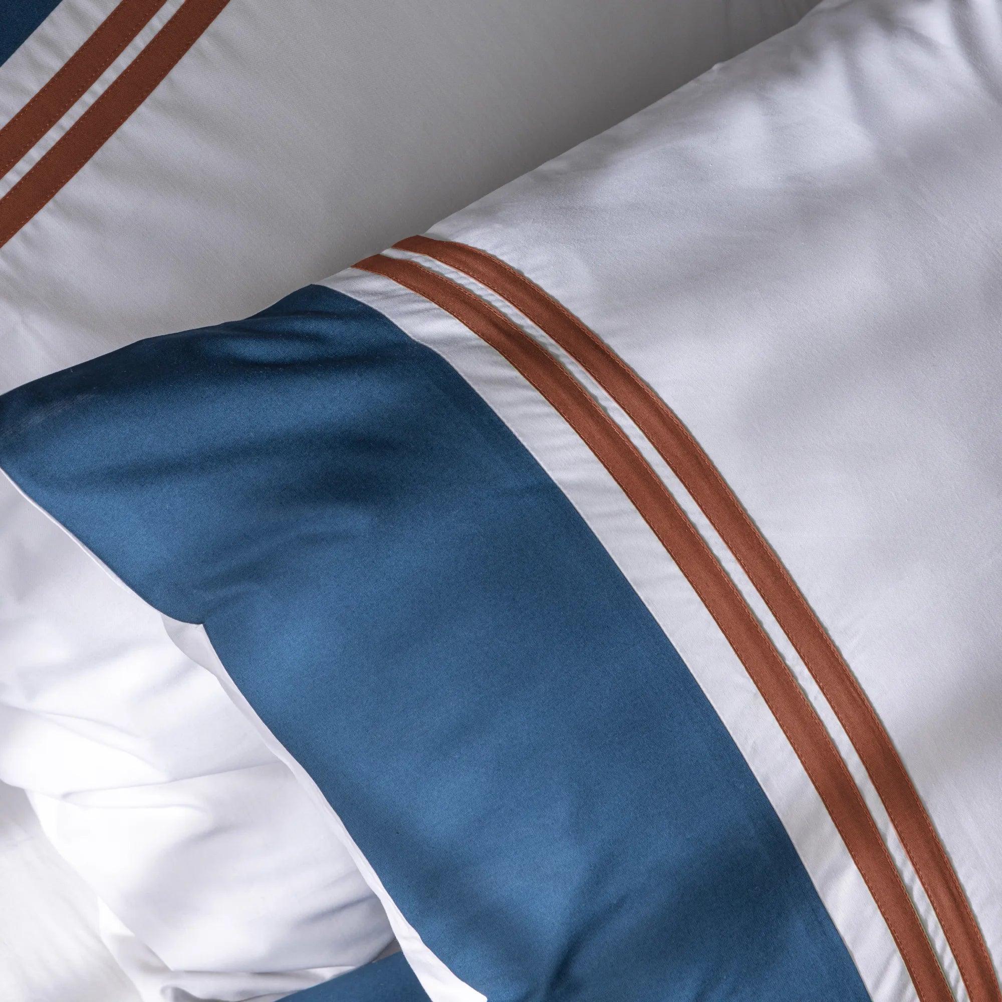 Blanc/Bleu nuit bandes rouge sienne
