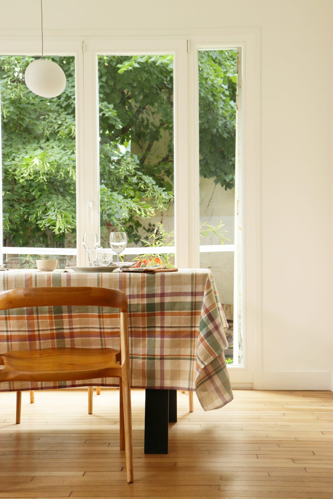 Nappe Madras dressée devant une fenêtre